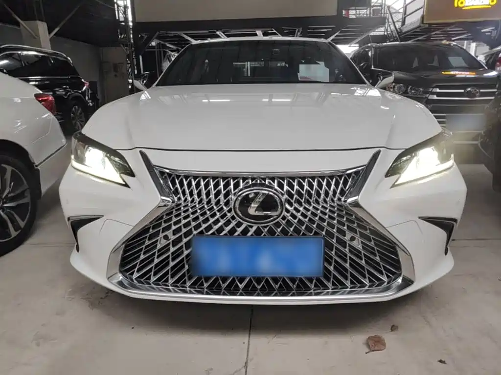 Фото 3 - Lexus ES