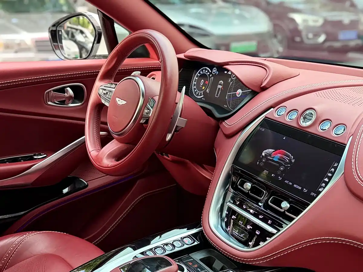 Aston Martin DBX 2025 2024 4.0T V8