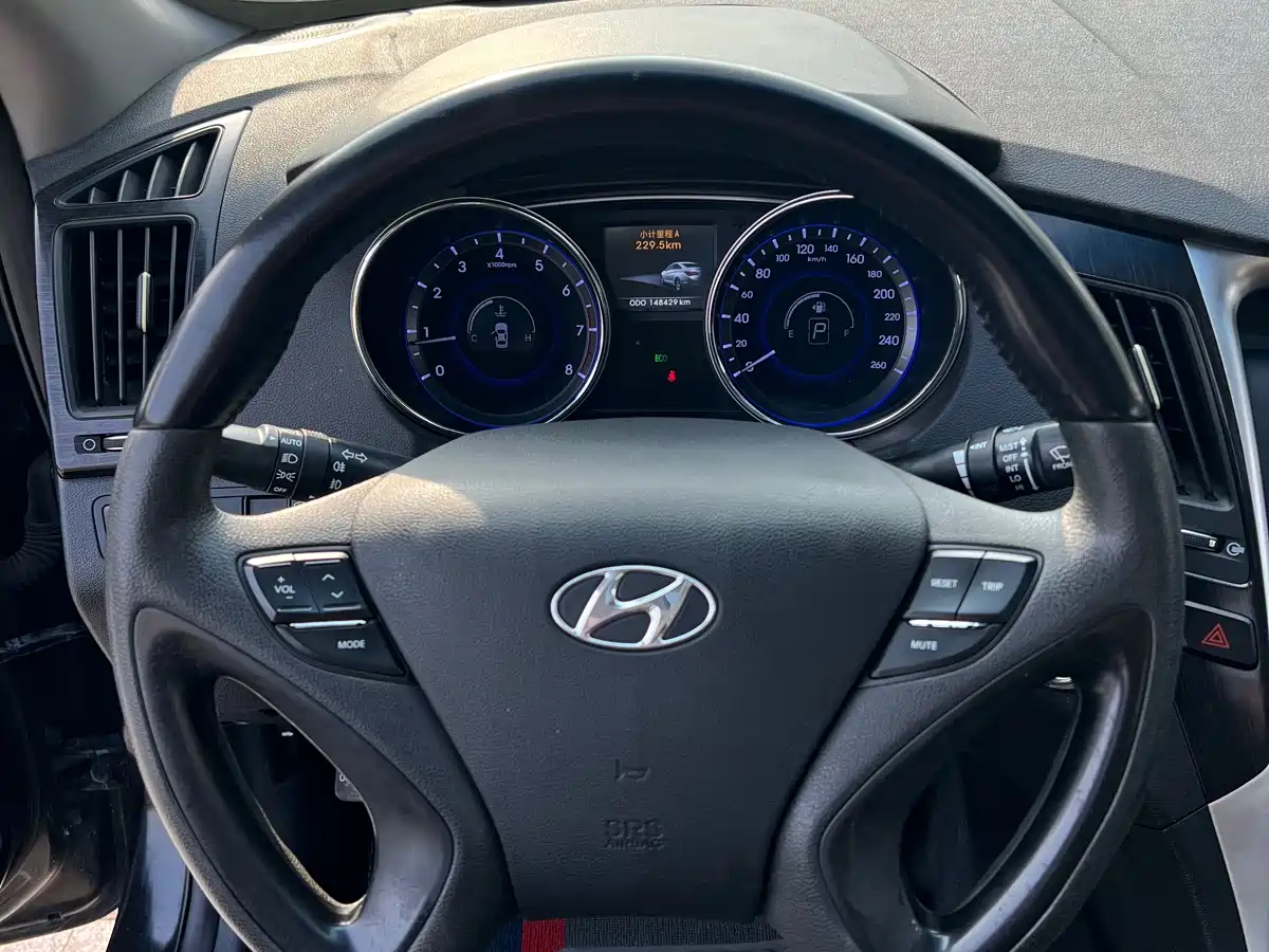 Hyundai Sonata 2013 2.0L Automatic Luxury Edition фото 8