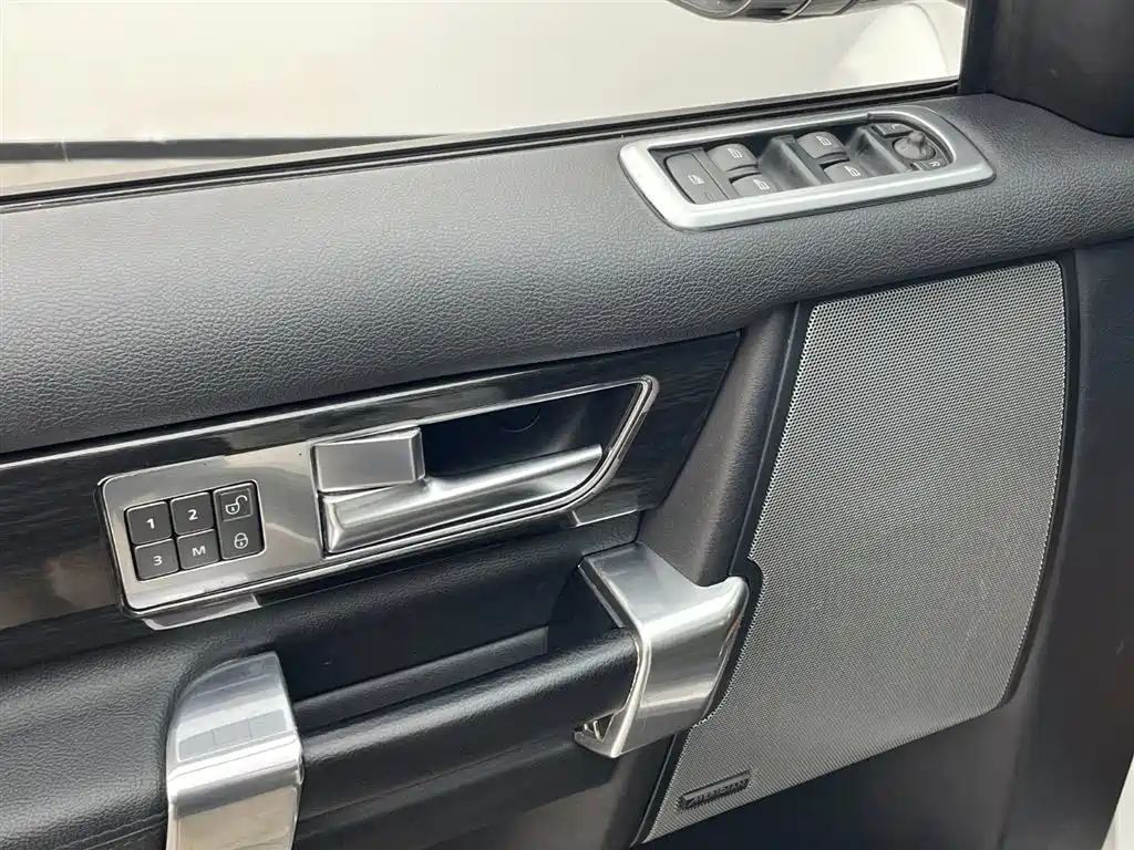 Land Rover Discovery 2016 3.0 SC V6 SE фото 9