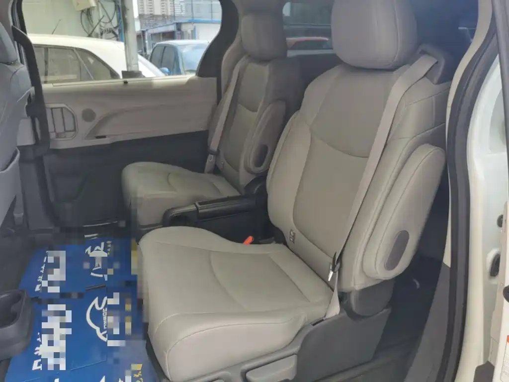 Фото 17 - Toyota Granvia