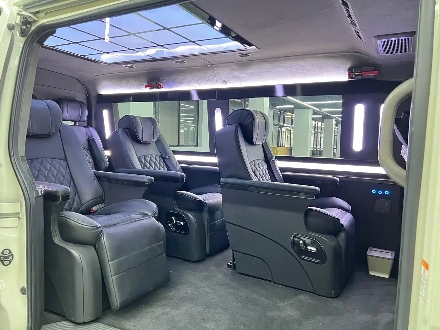 Toyota HIACE 2011 2.7L Manual Standard 10-seater фото 9