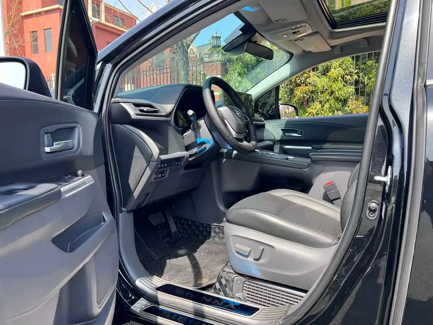 Toyota Sienna 2024 2.5L Hybrid Premium Edition фото 16