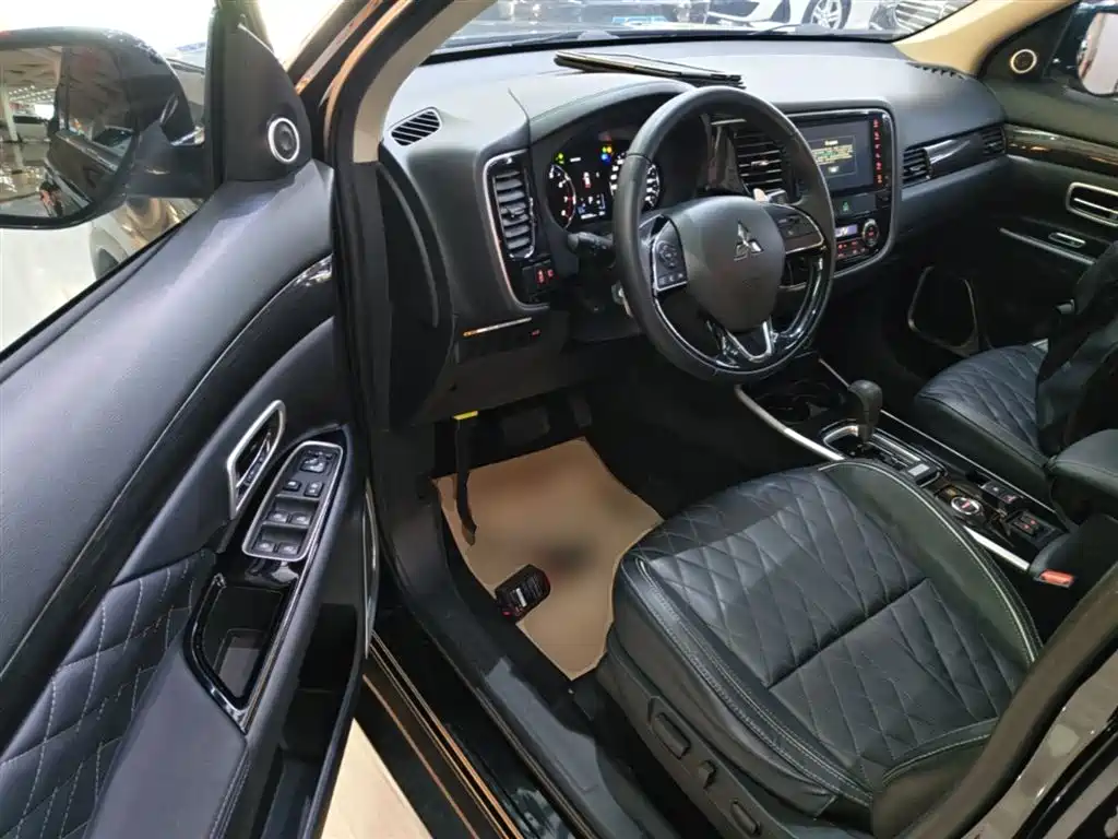 MITSUBISHI OUTLANDER
