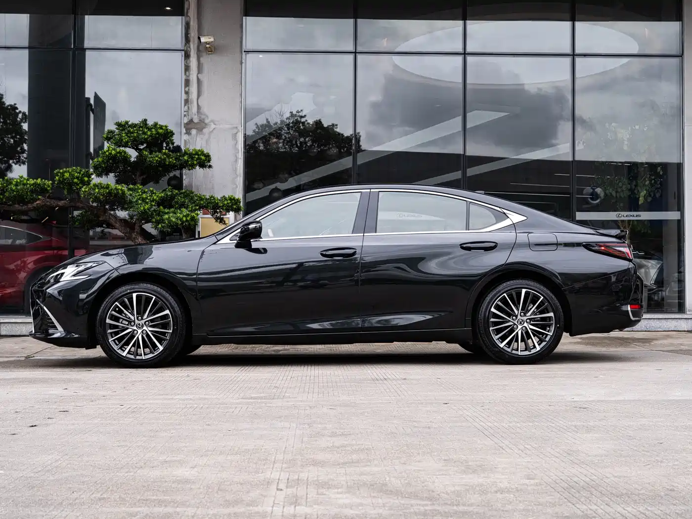 Lexus ES 2025 300h Ultimate Edition фото 4