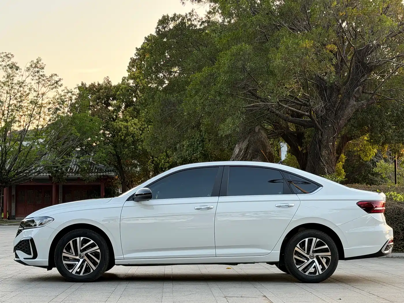 Volkswagen Lavida 2024 Model 300TSI DSG Starlight Leading Edition фото 4