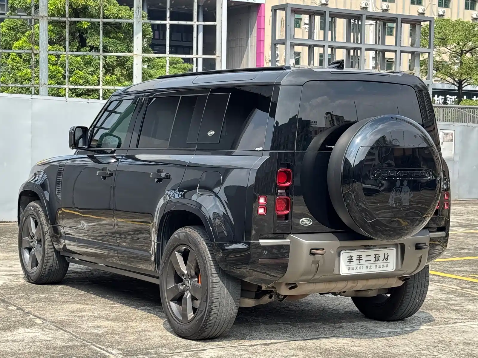 Photo 11 - Land Rover Defender