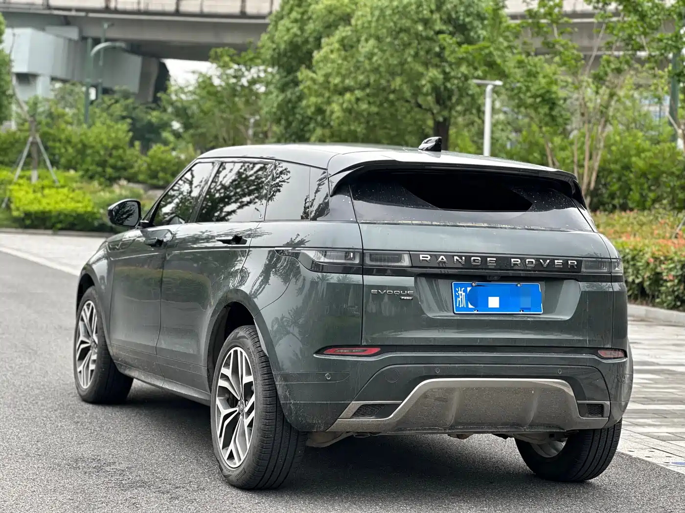 Land Rover Range Rover Evoque 2023 Range Rover Evoque L 249PS Luxury Edition фото 4