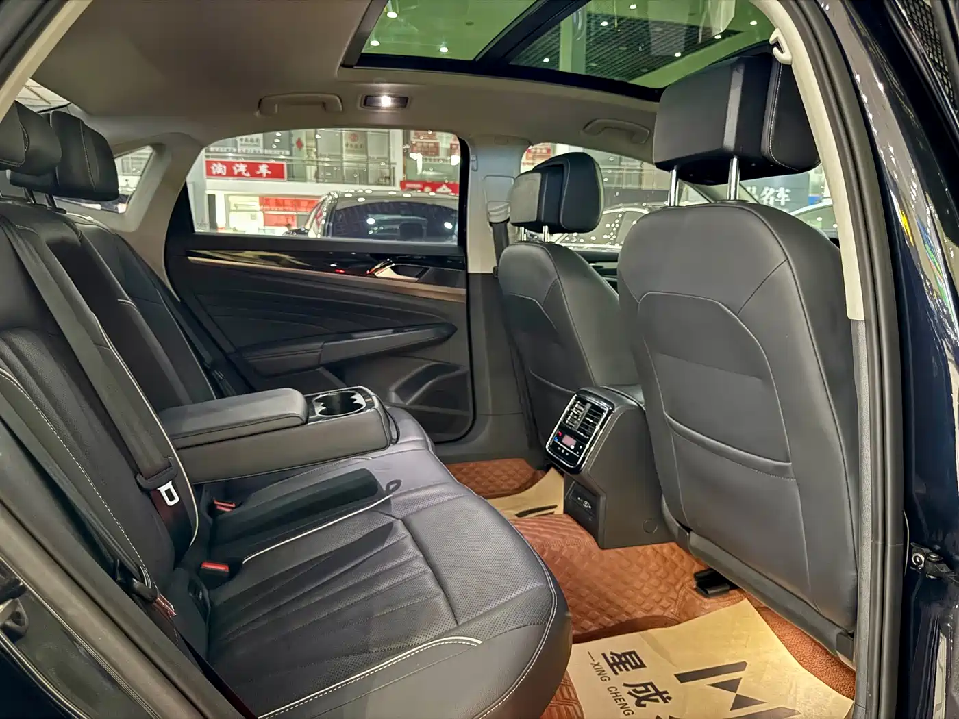 Volkswagen Passat 2024 380TSI Elite Edition фото 9