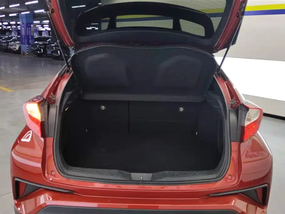 Toyota C-HR 2018 2.0L Leading Sunroof Edition China VI фото 4