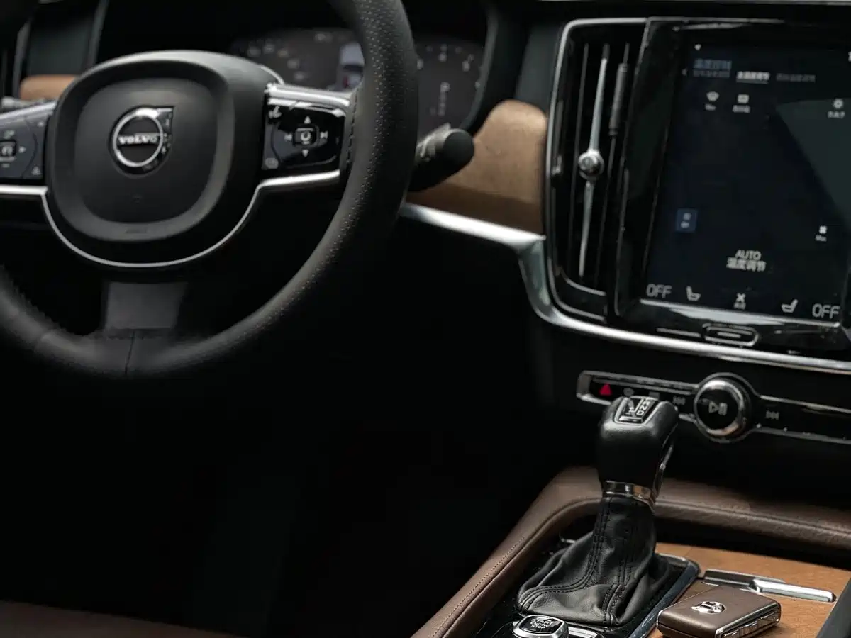 Photo 8 - Volvo S90