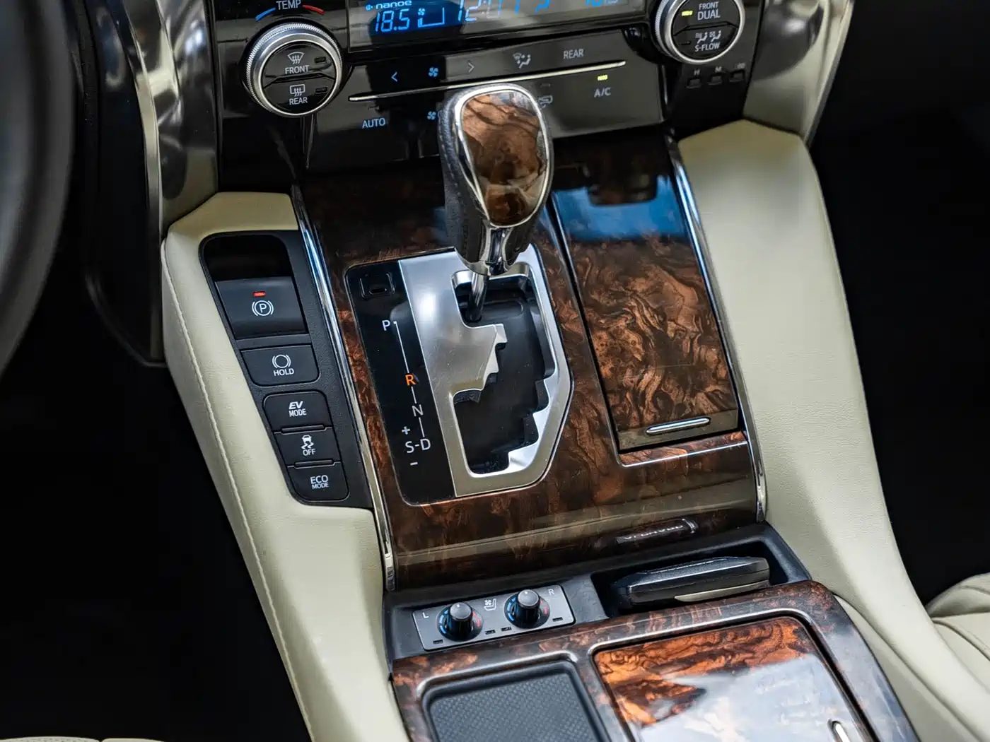 Toyota Alphard 2019 Hybrid 2.5L Luxury фото 6