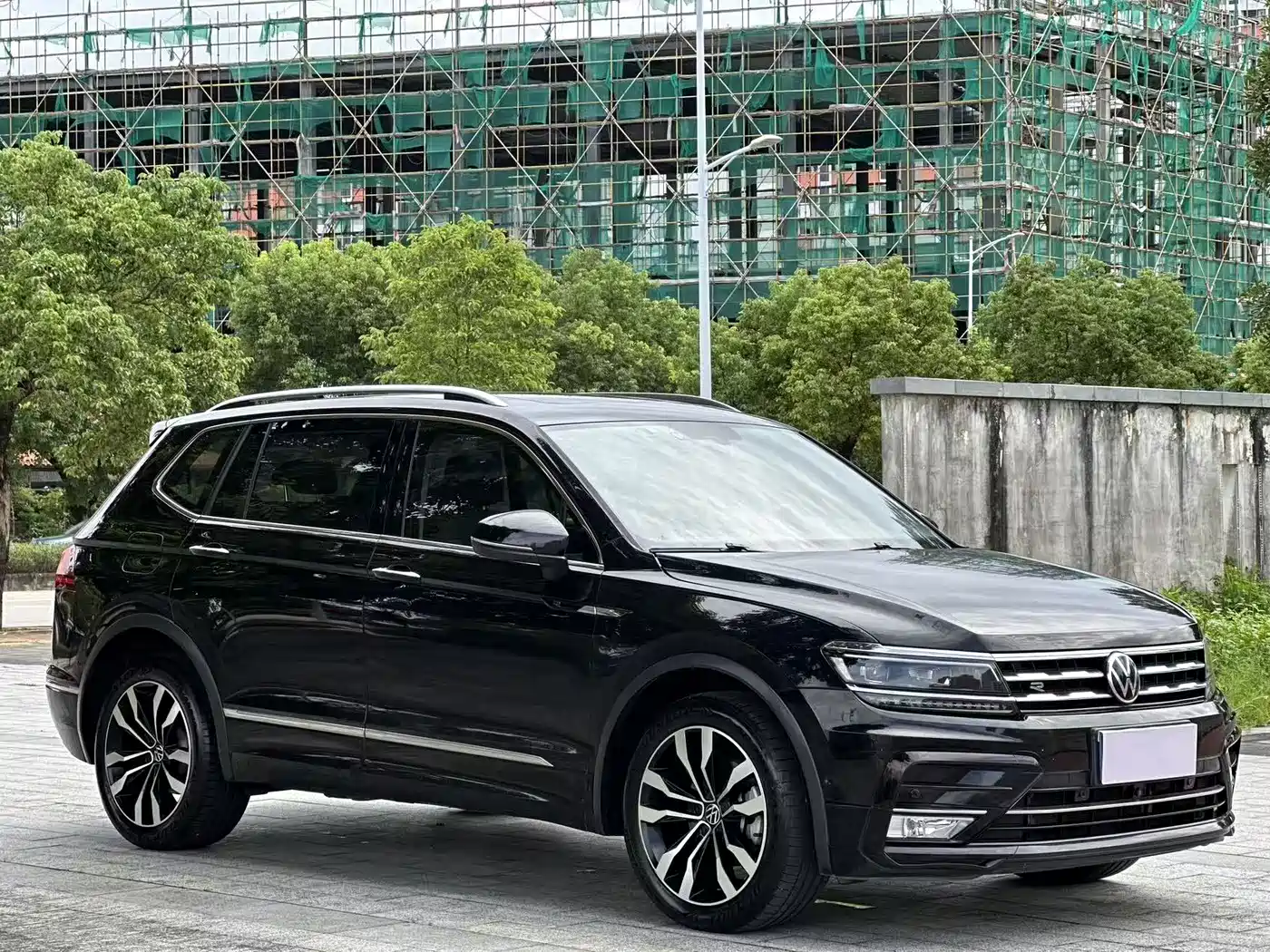 Photo 3 - Volkswagen Tiguan L