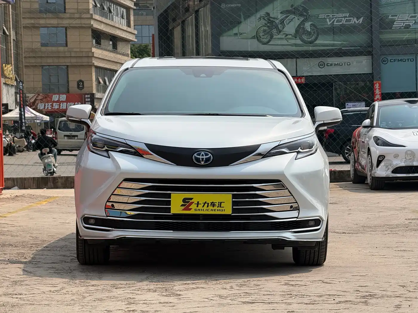 Toyota Sienna 2021 2.5L Hybrid Comfort Edition фото 2