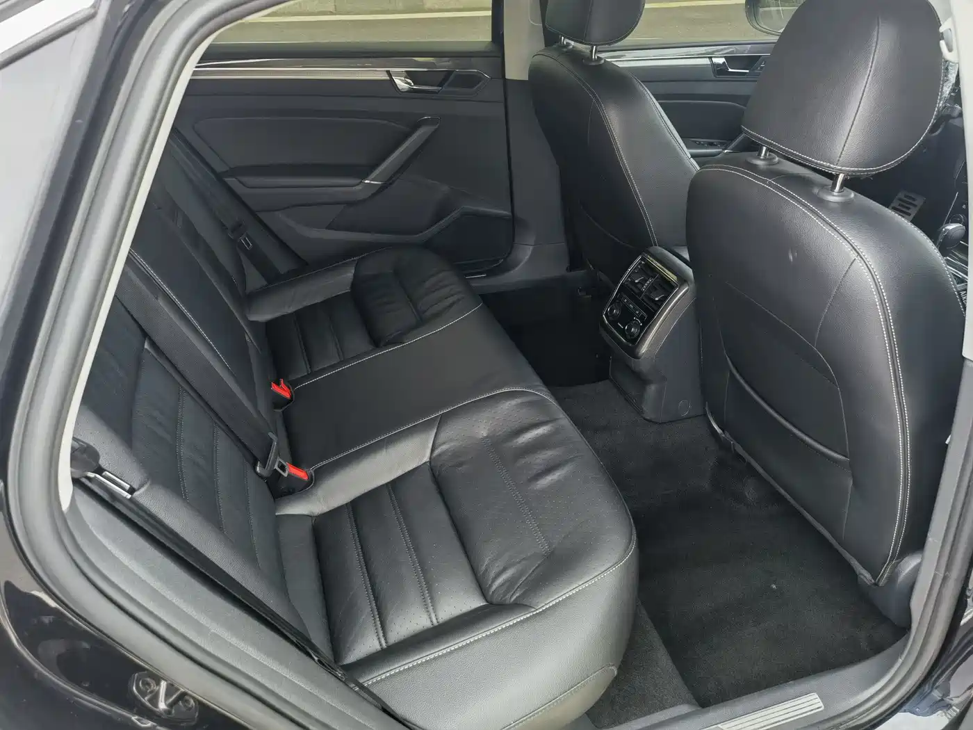 Volkswagen Passat 2017 330TSI DSG Luxury фото 9