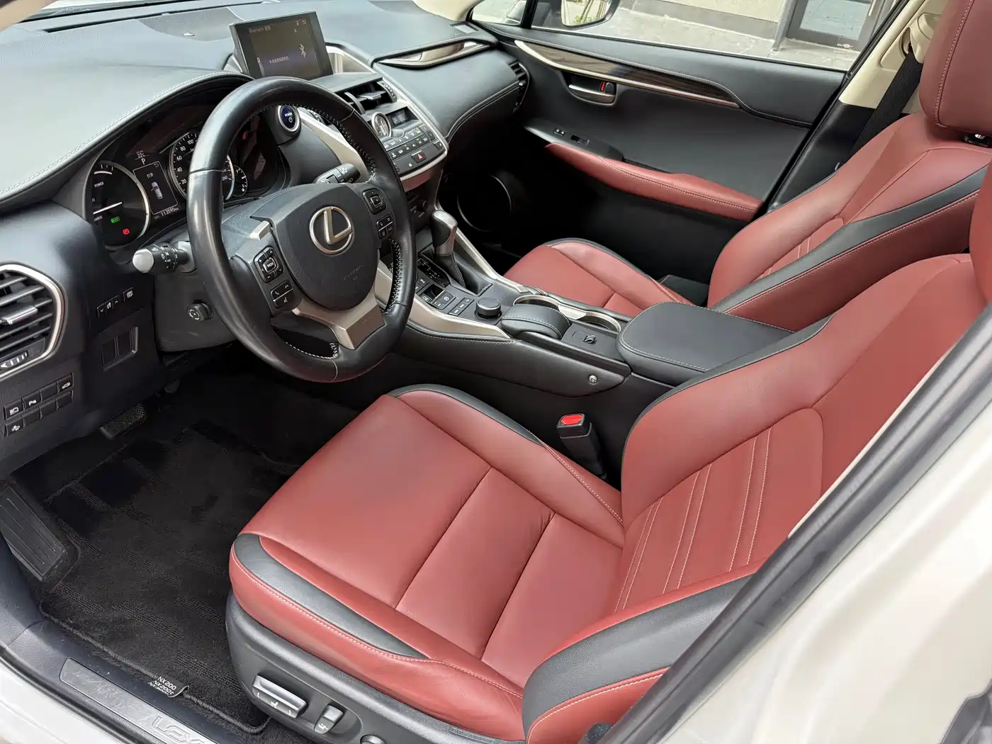 Lexus NX 2015 300h AWD F SPORT фото 12