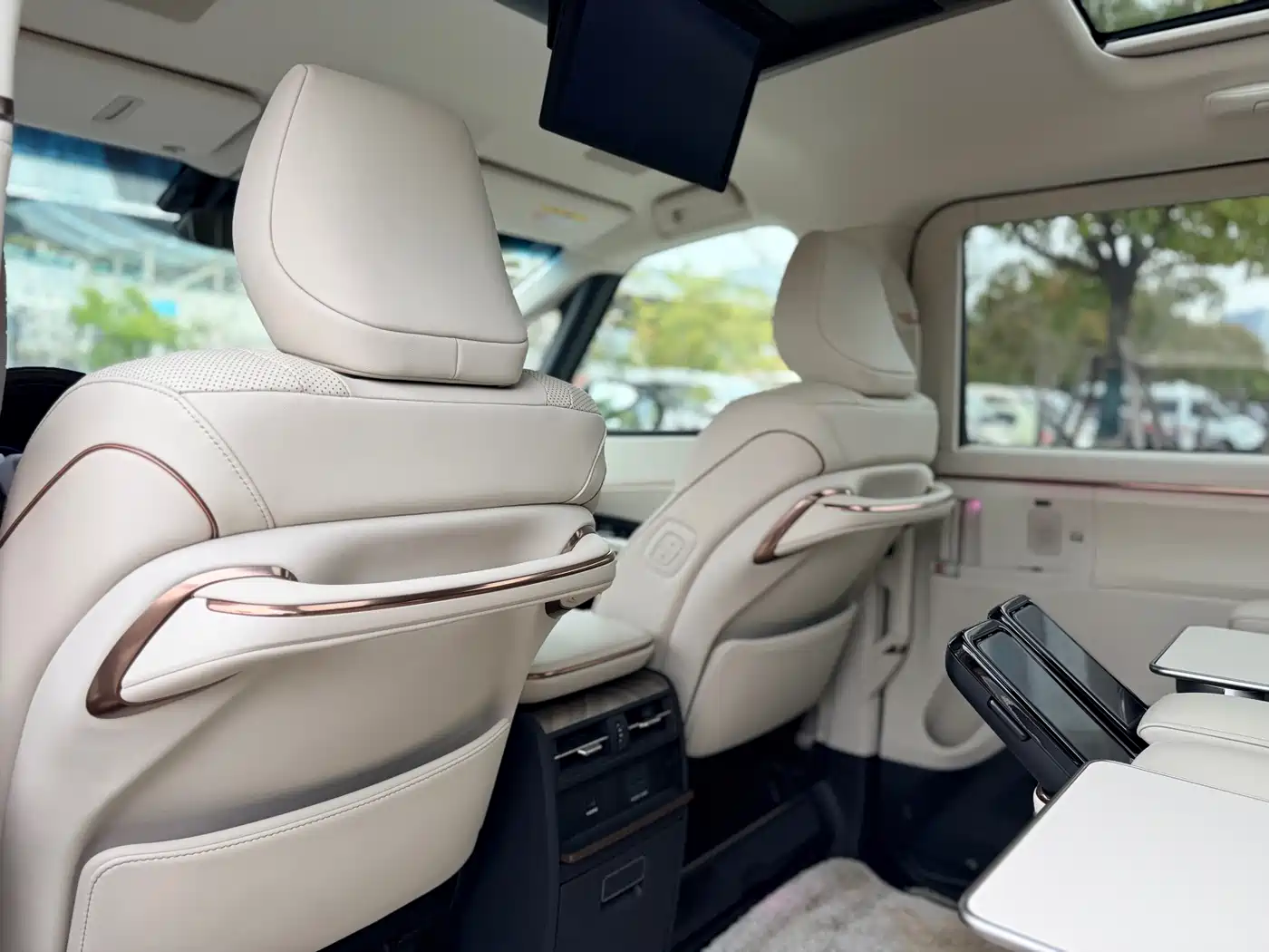 Lexus LM 2023 500h 6-Seater Prestige Edition фото 15