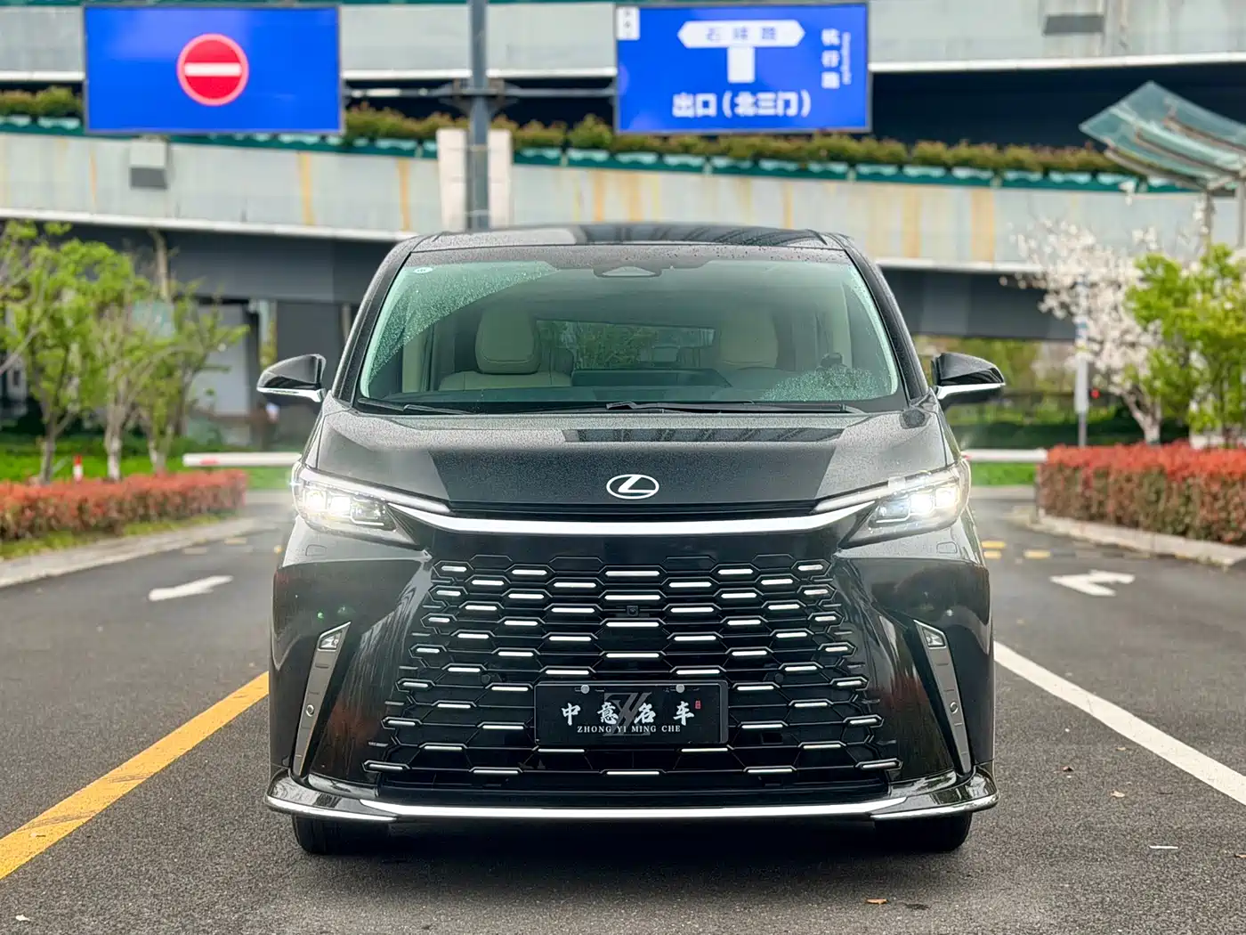Lexus LM 2023 500h 6-Seater Prestige Edition фото 2