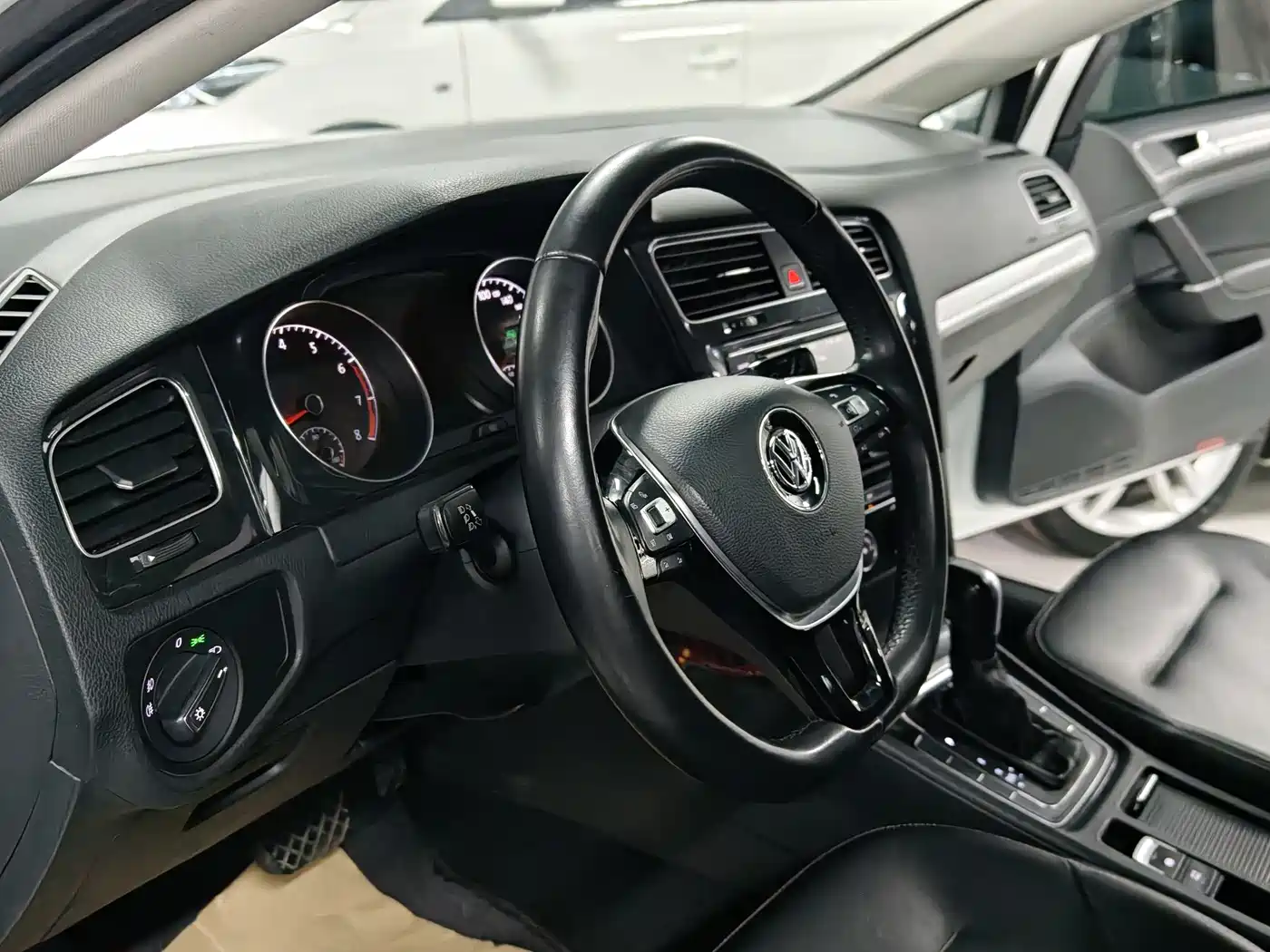 Volkswagen Golf 2018 1.6L Automatic Comfort фото 16