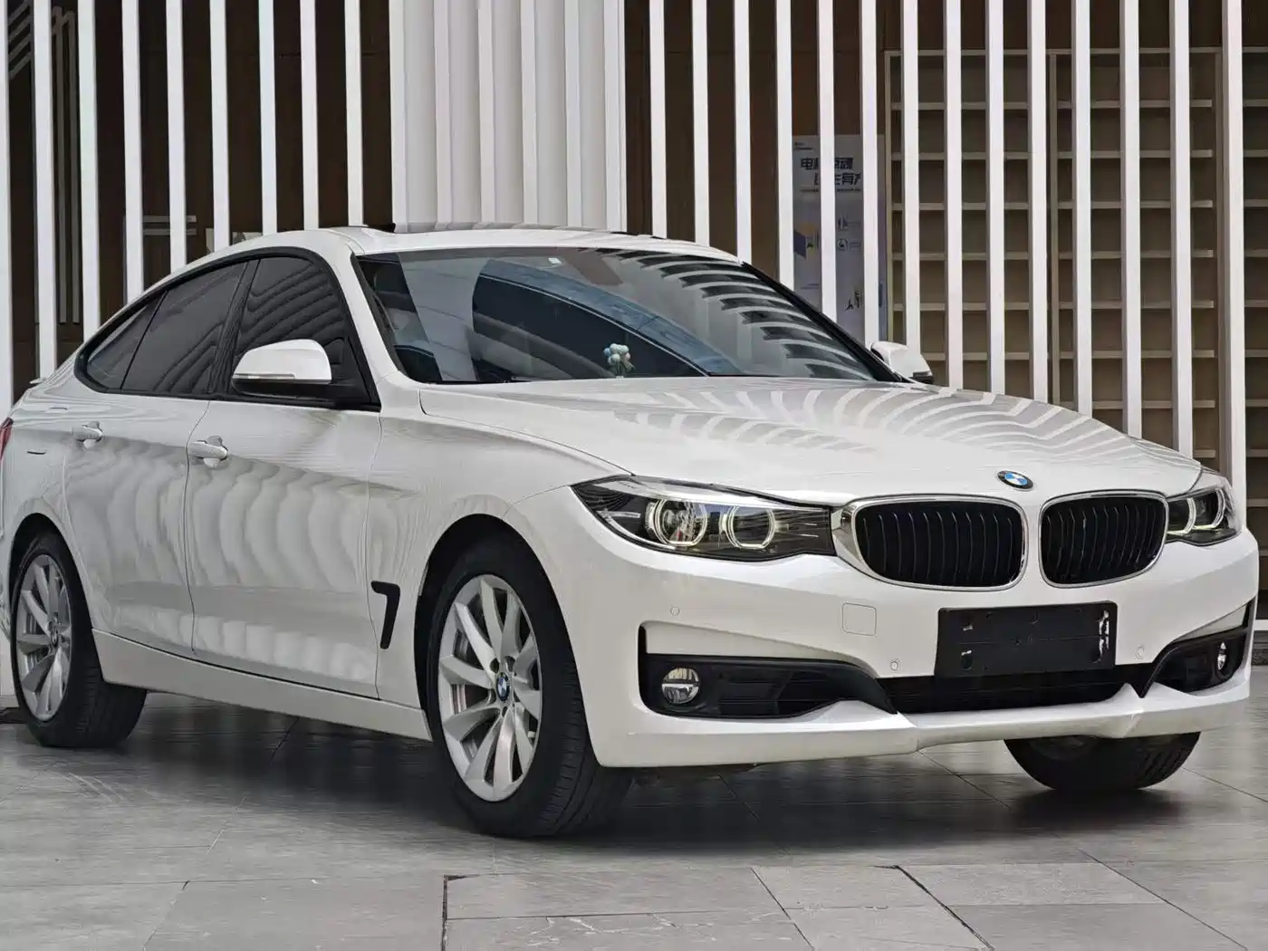 BMW 3 Series GT 2018 320i Fashion фото 3
