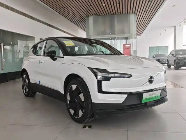 Volvo EX30 2025 RWD Long Range Plus — фото 3