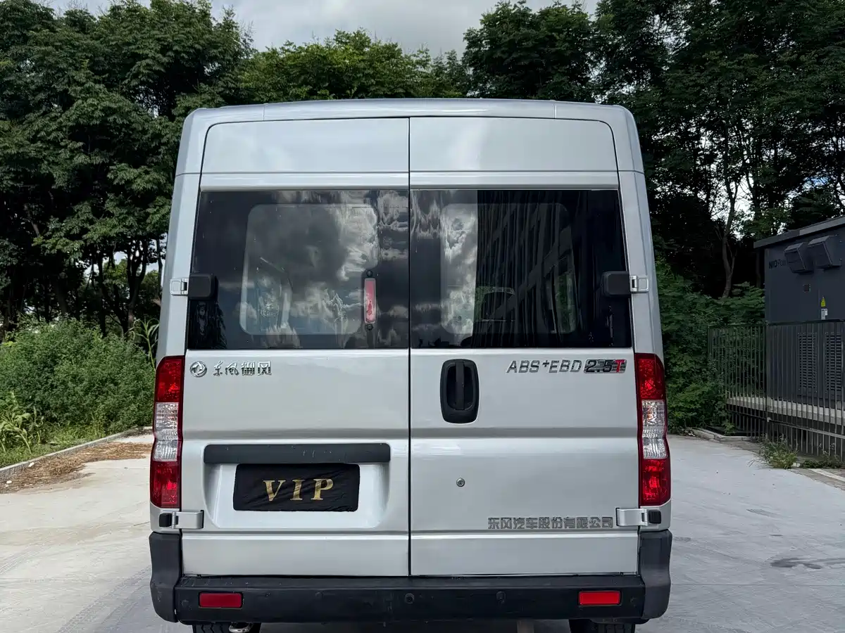 Dongfeng Yufeng Yufeng 2021 2020 2.5T V9 Logistics Vehicle Short Wheelbase Medium Roof 5-9-seater China V ZD25
