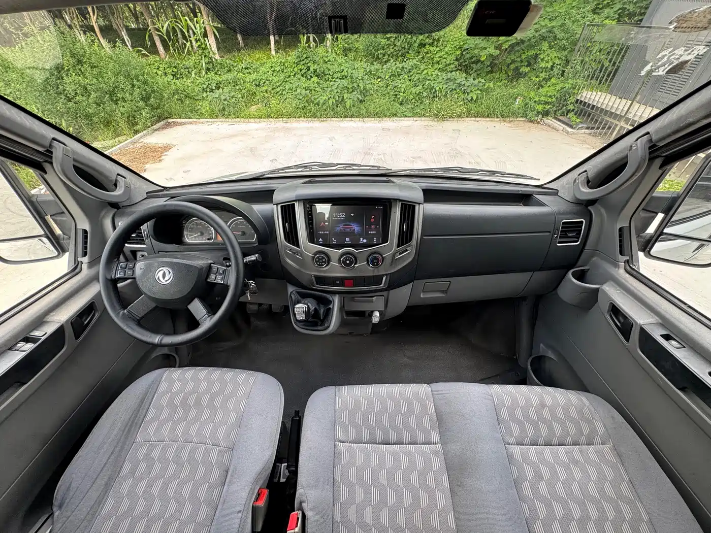 Dongfeng Yufeng Yufeng 2021 2020 2.5T V9 Logistics Vehicle Short Wheelbase Medium Roof 5-9-seater China V ZD25