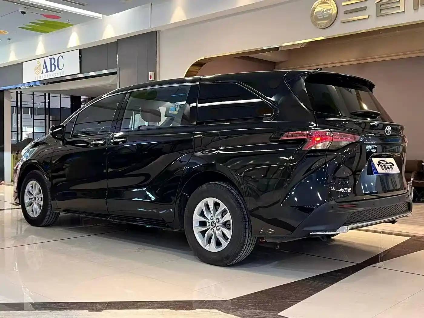 Toyota Granvia 2024 2.5L Hybrid Premium PLUS фото 7