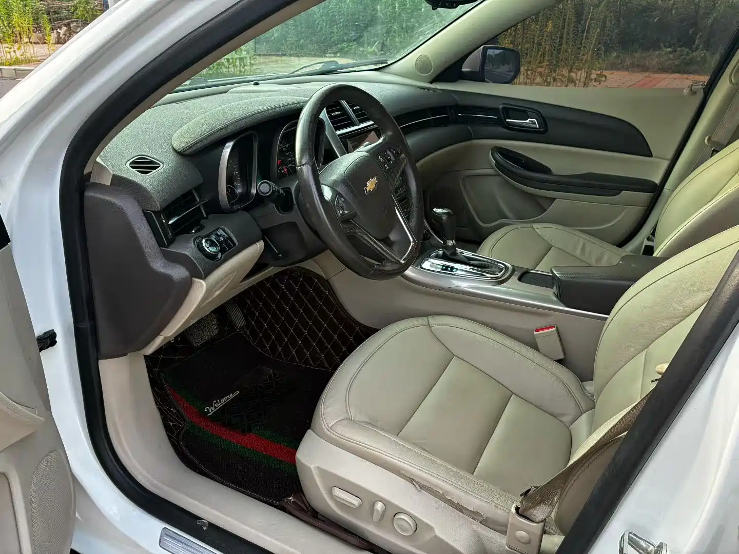 Photo 4 - Chevrolet Malibu