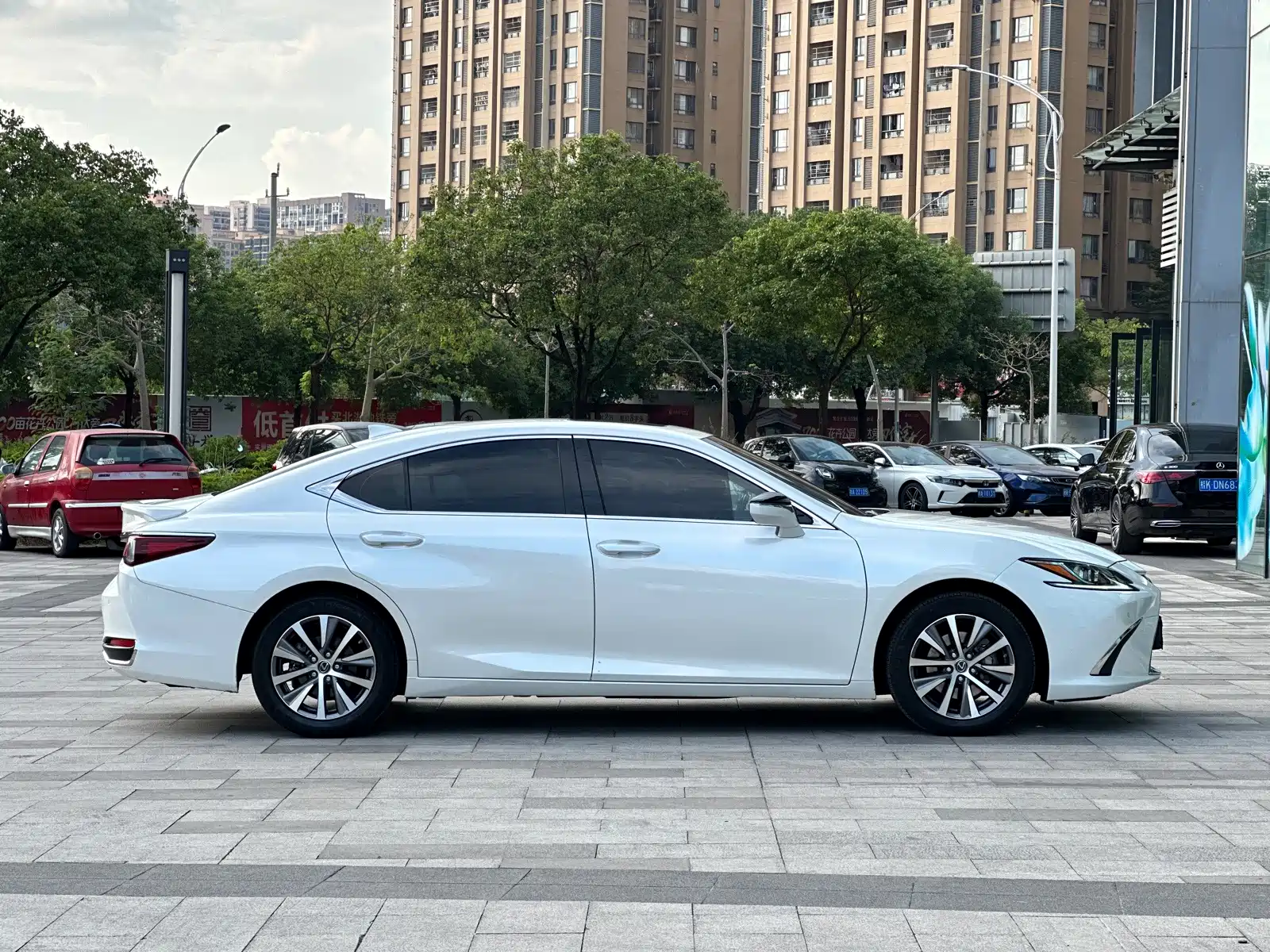 Photo 12 - Lexus ES