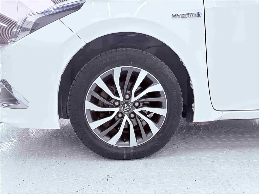 Toyota Corolla 2017 Facelift Hybrid 1.8L E-CVT Leading Edition фото 10