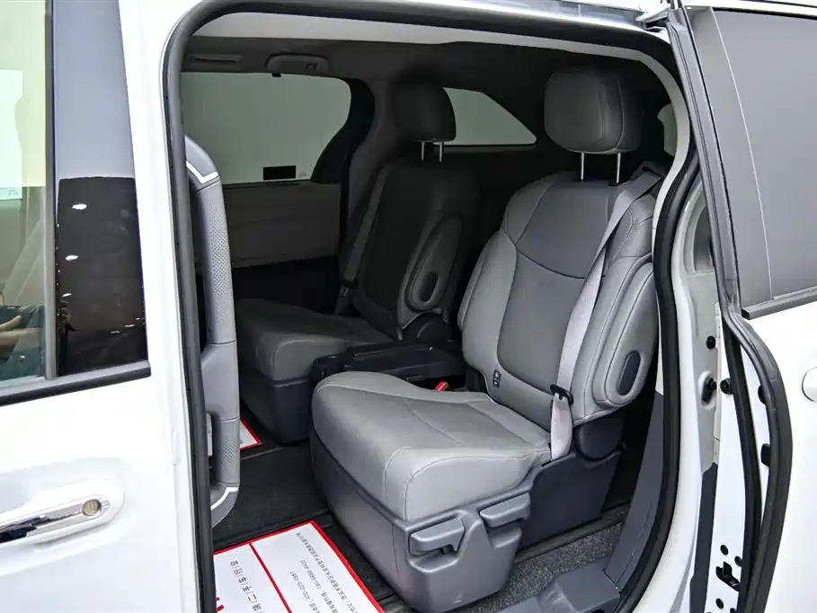 Toyota Sienna 2026 2.5L Hybrid FWD Luxury Edition фото 12