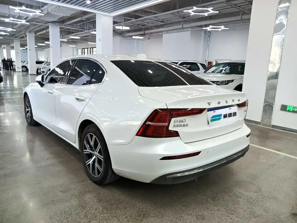 Volvo S60 2025 2026 B4 Smart Luxury Edition