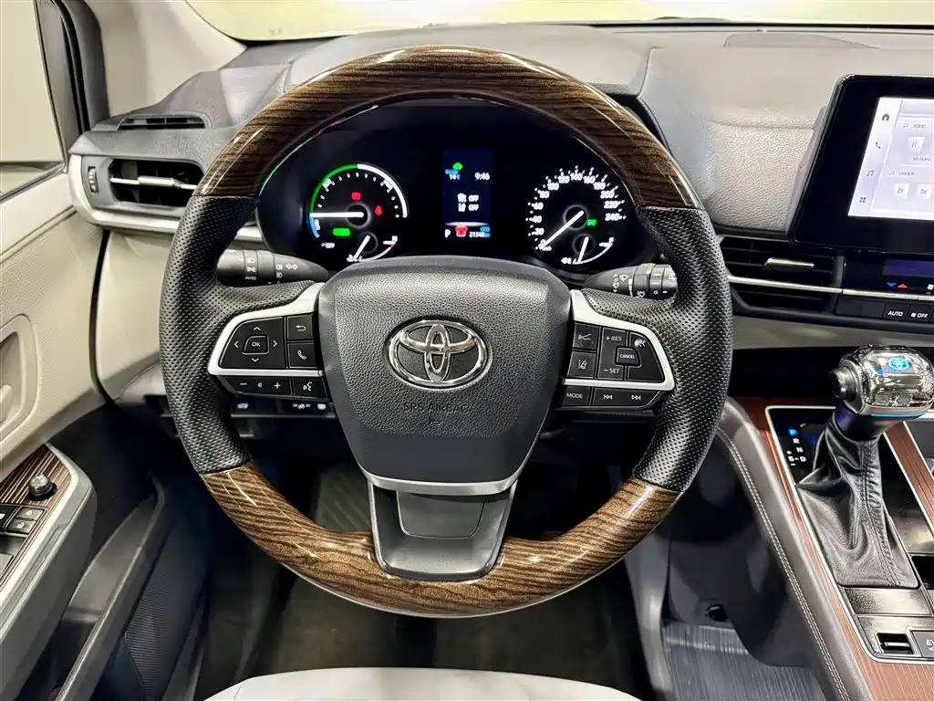 Toyota Granvia 2024 2.5L Hybrid Comfort фото 22