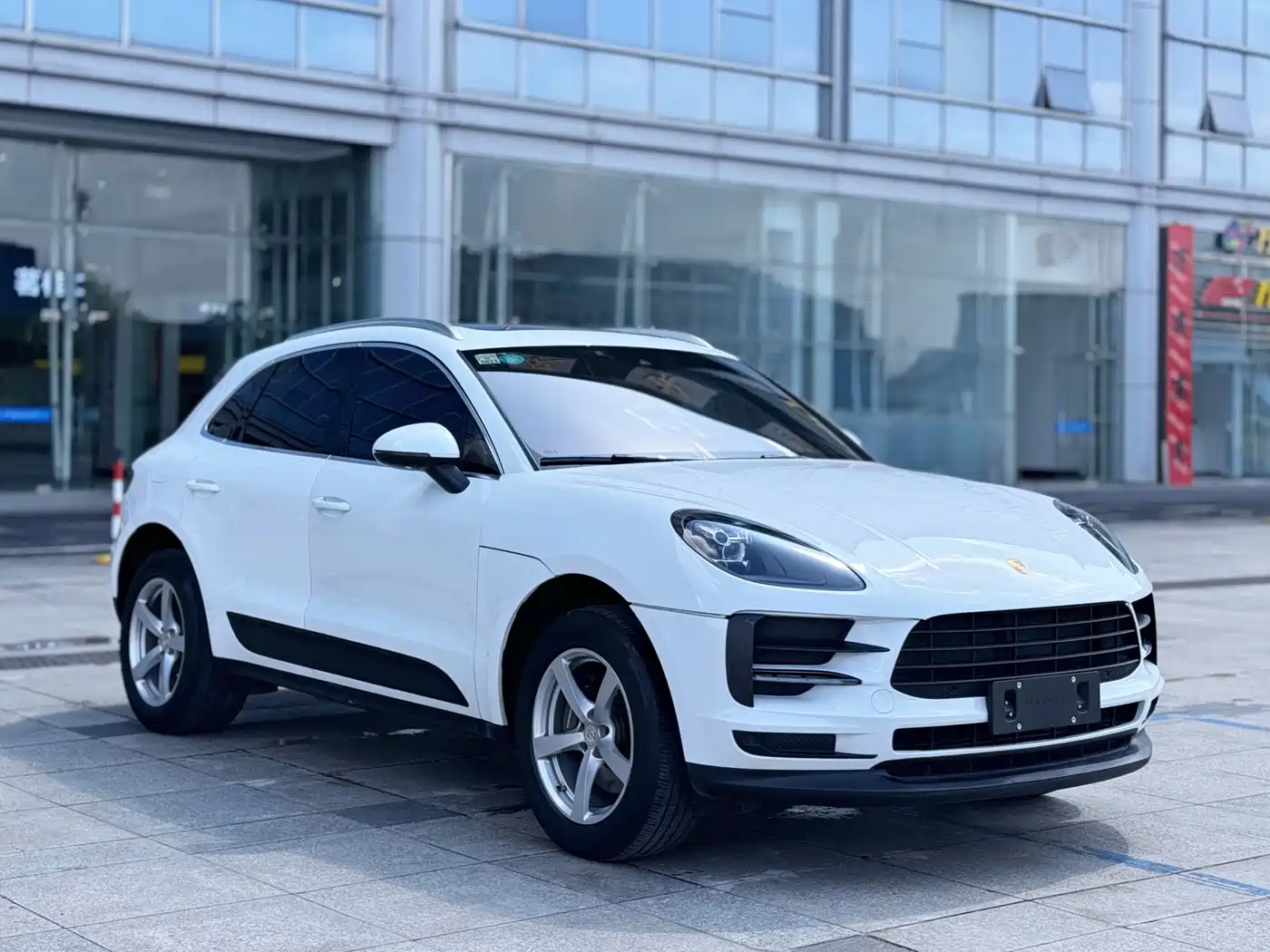 PORSCHE MACAN
