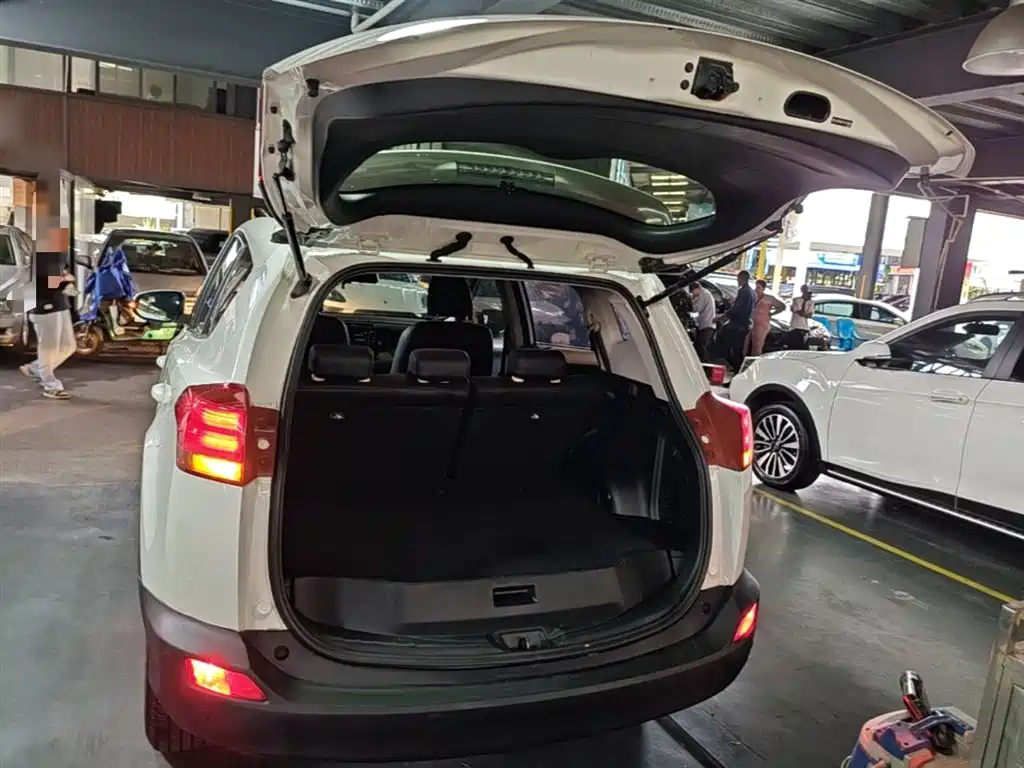 Toyota RAV4 Rongfang 2015 2.0L CVT 2WD Trend Edition фото 19