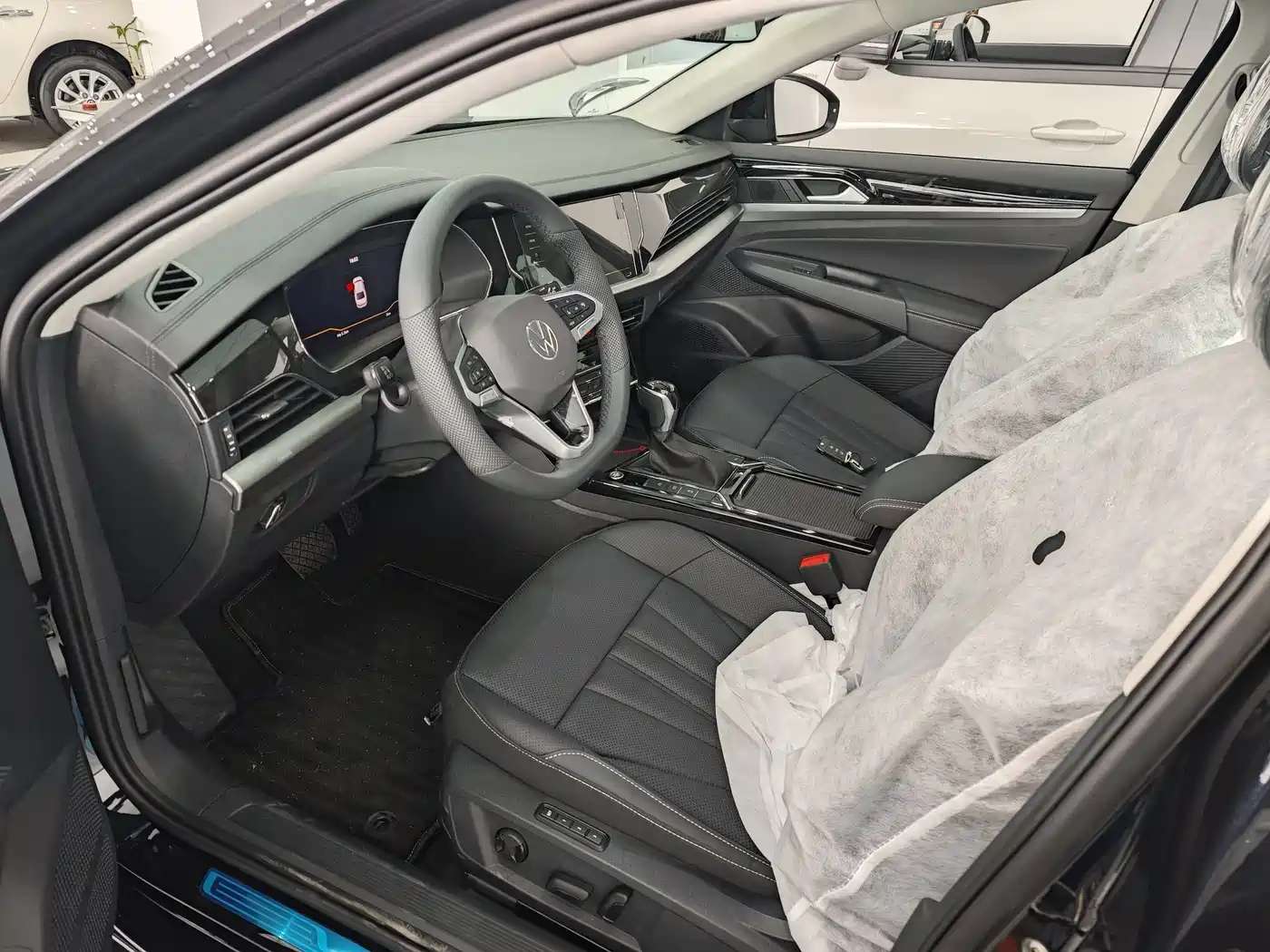 Volkswagen Passat 2026 Outstanding Edition 330TSI Starlight Elite Version фото 4