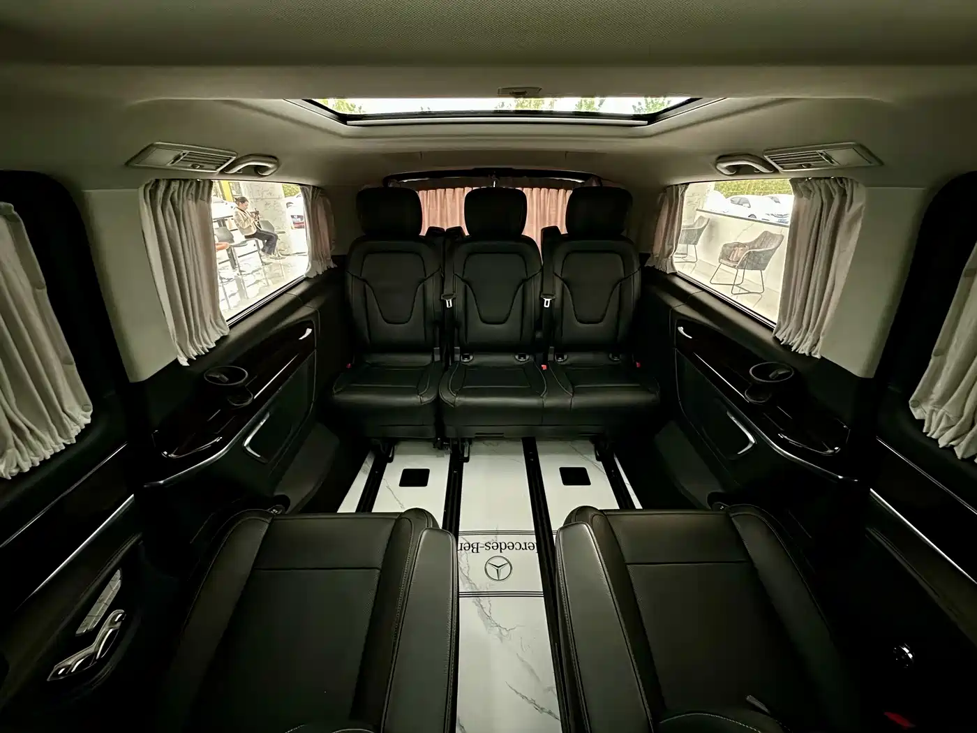 Mercedes-Benz V-Class 2017 Model V 260 L Premium Extended Edition фото 15
