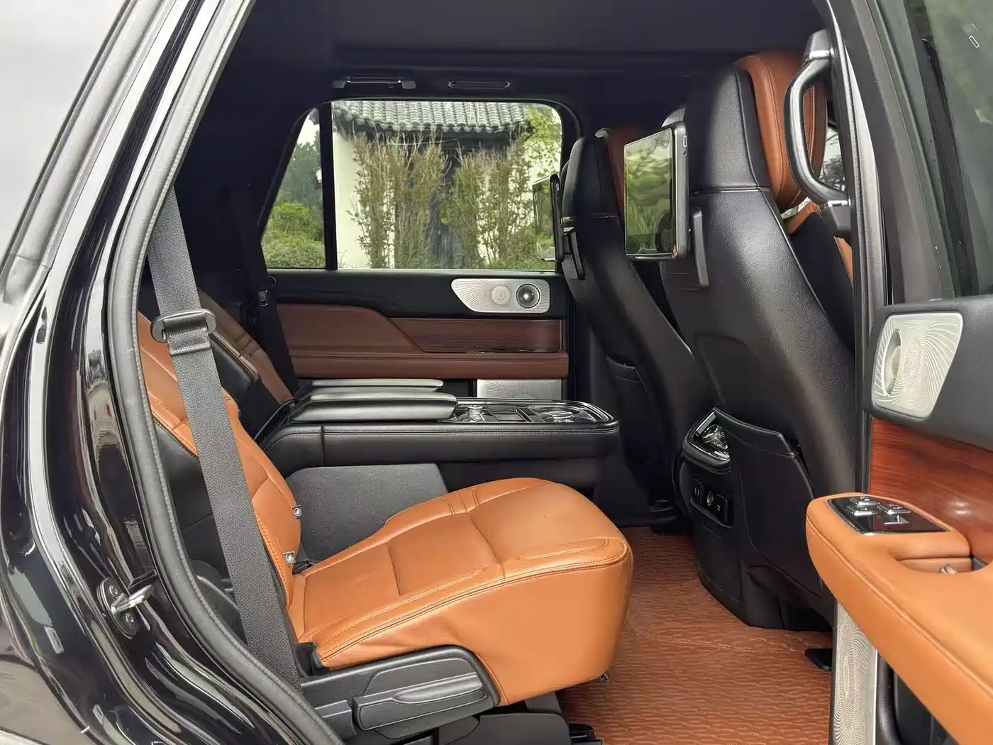 Photo 9 - Lincoln Navigator