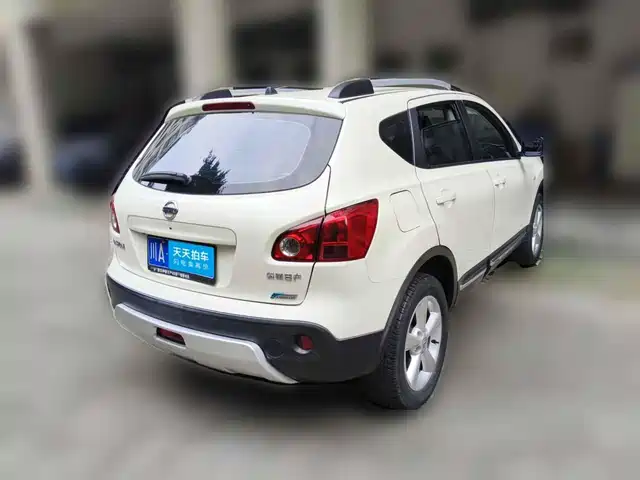 Nissan Qashqai 2012 2.0XV Thunder CVT 2WD — фото 2