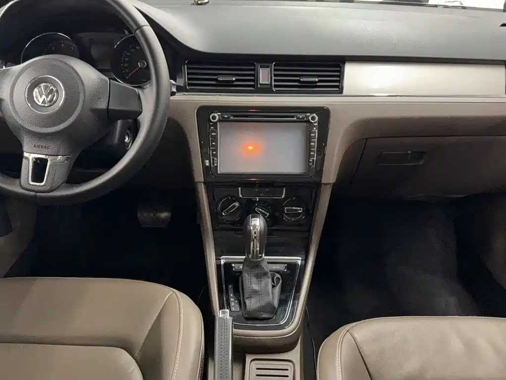 Volkswagen Bora 2014 1.6L Automatic Comfort Edition фото 6