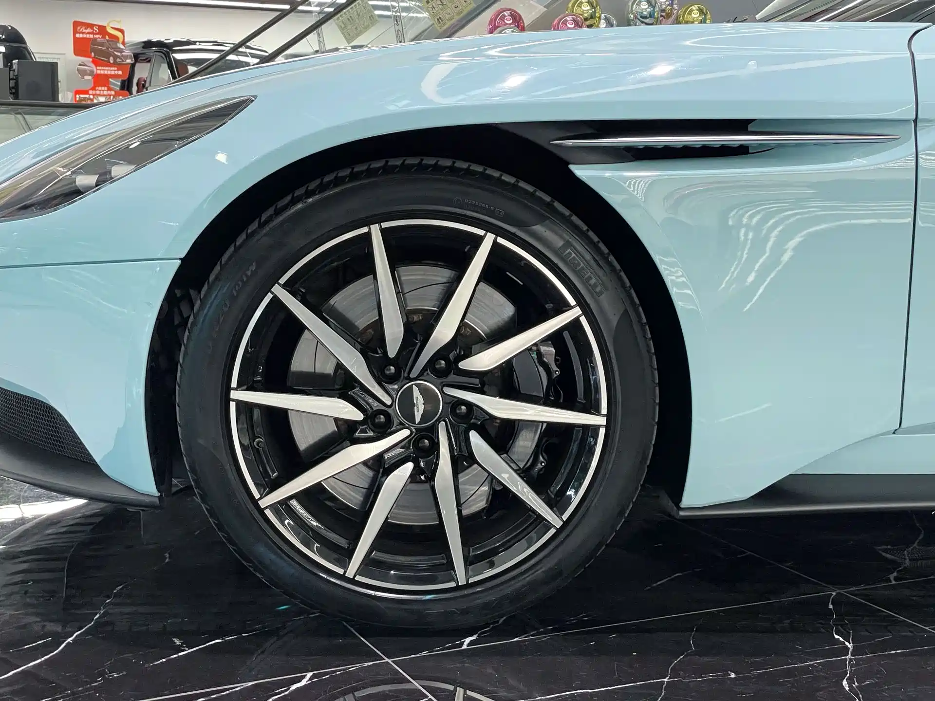 Фото 5 - Aston Martin DB11