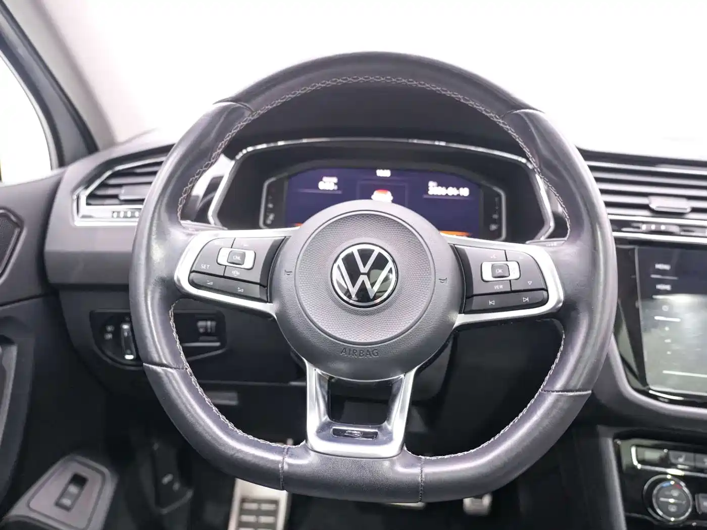 Volkswagen Tiguan L 2021 330TSI Automatic 2WD R-Line Premium фото 16