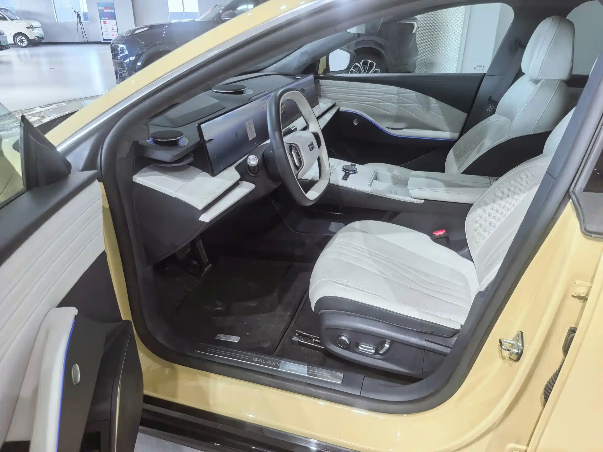 صورة 14 - Geely Galaxy Galaxy E8