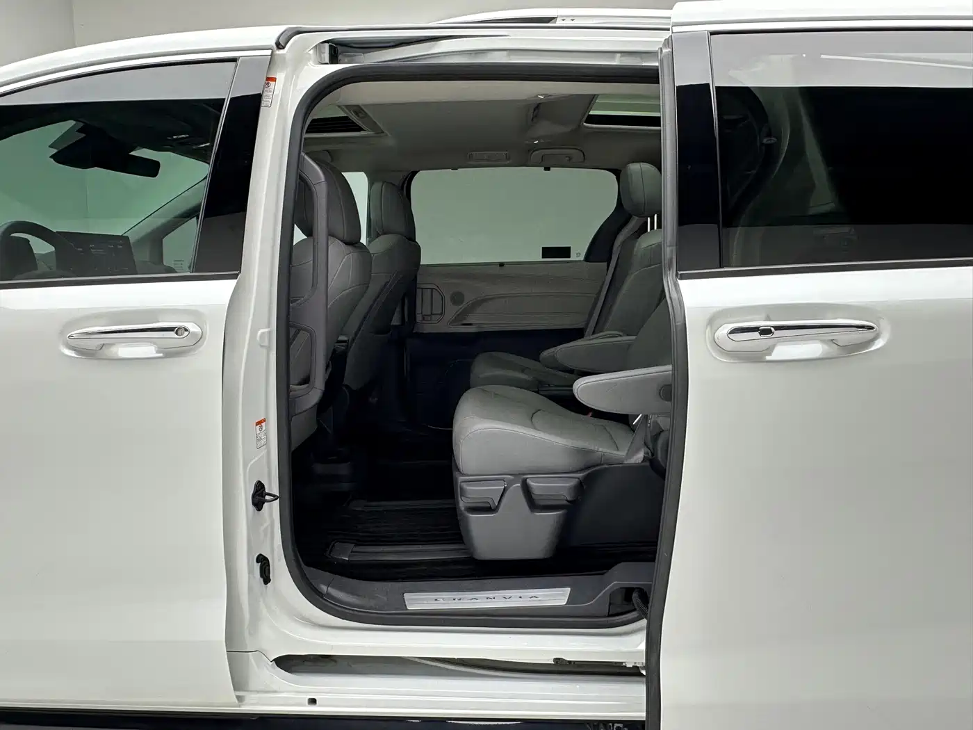 Toyota Granvia 2023 2022 2.5L Hybrid Premium Edition