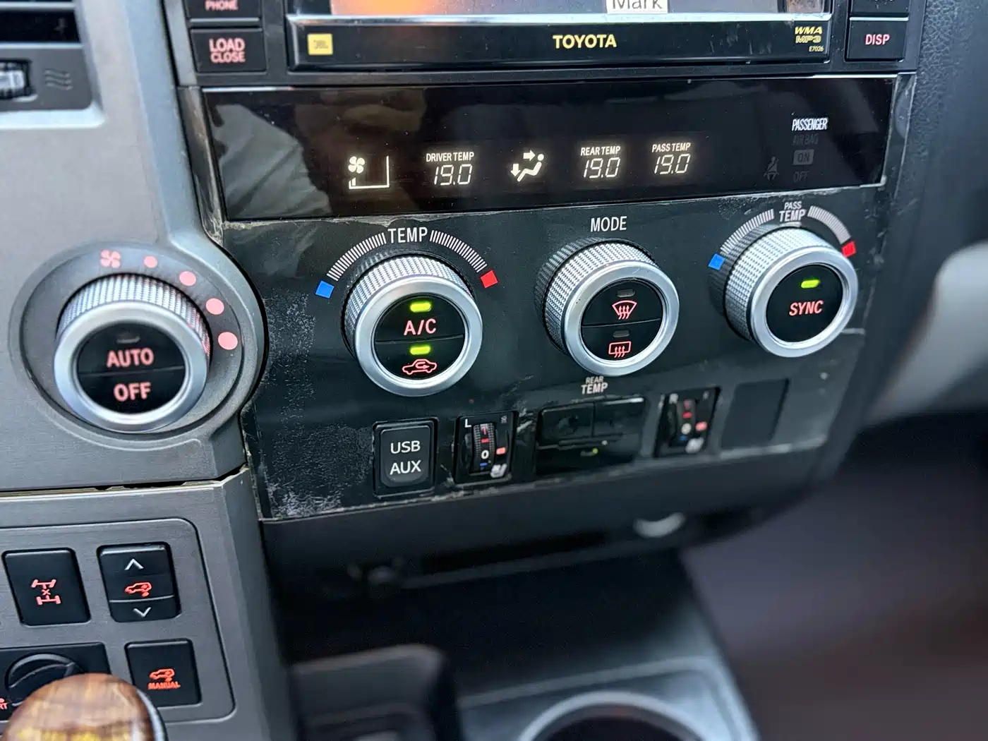 Toyota Sequoia 2010 5.7 Platinum Edition фото 10