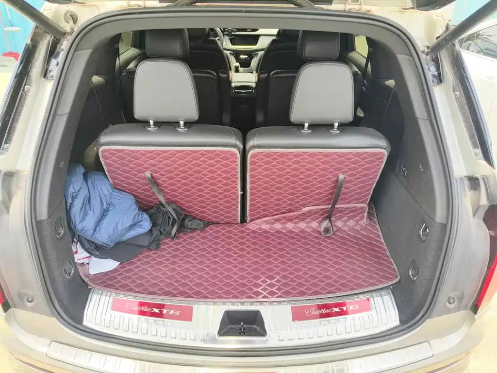 Photo 5 - Cadillac XT6