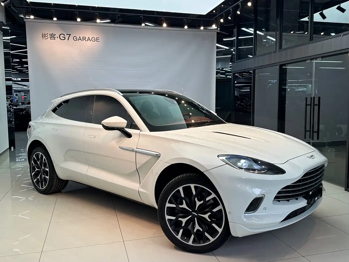 ASTON MARTIN DBX