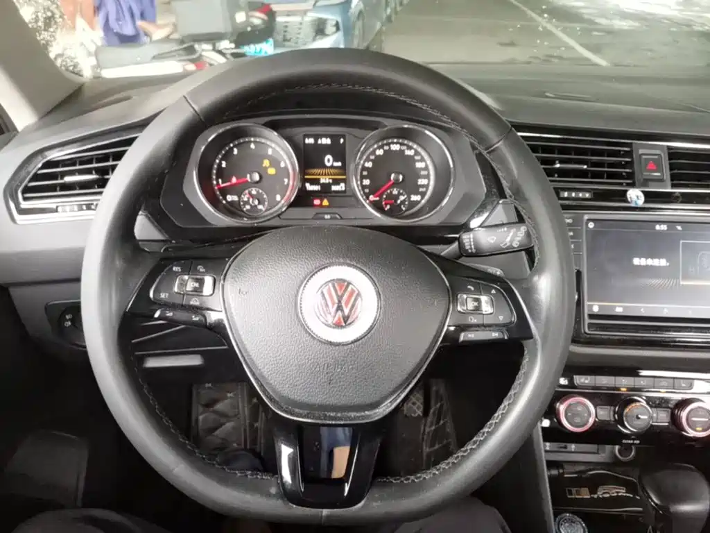 Photo 11 - Volkswagen Tiguan L