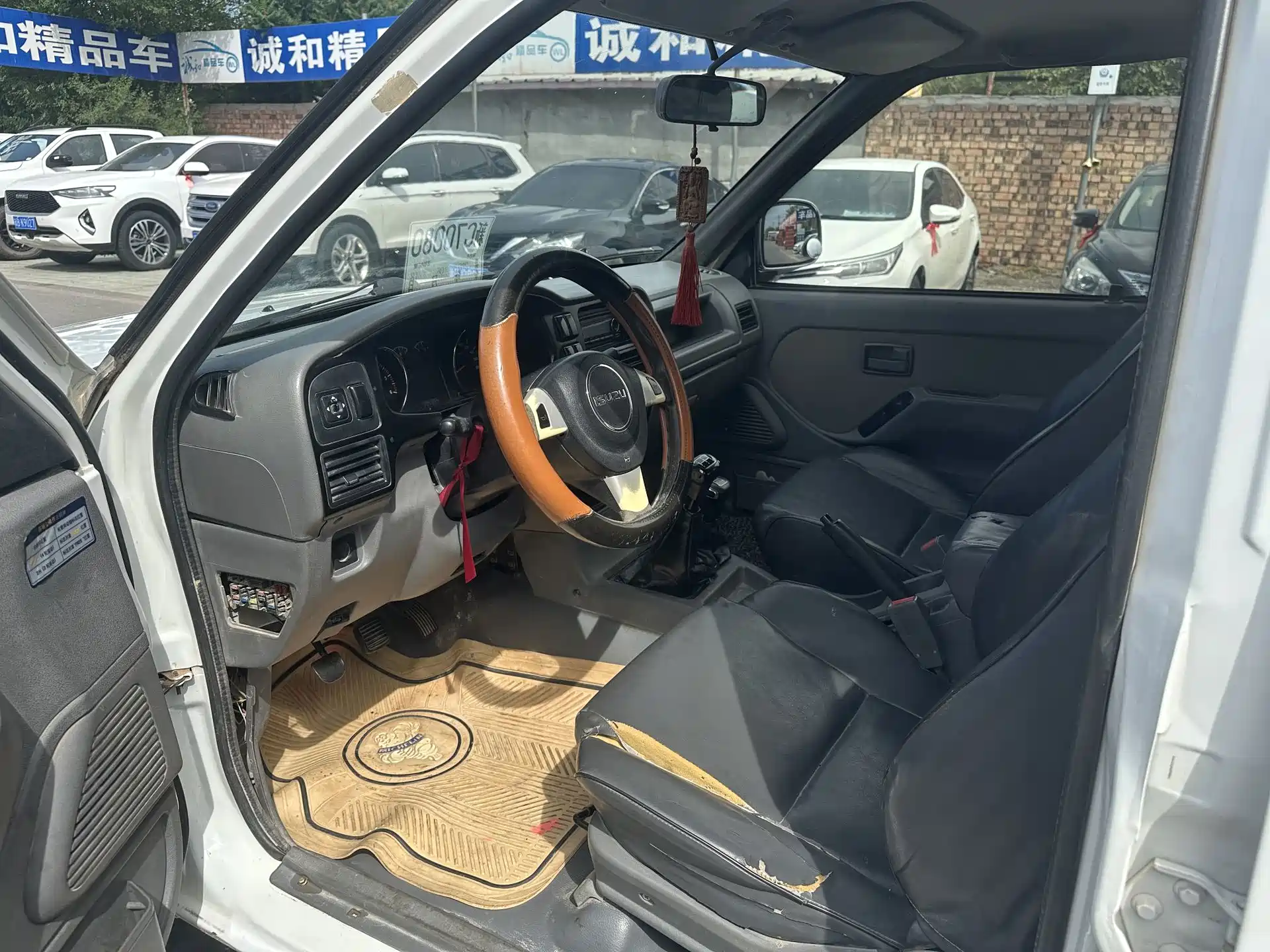 Photo 4 - Isuzu Pickup